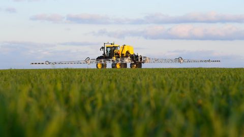 Selon l’étude menée par ADquation pour l’Afa, 86 % des agriculteurs utilisateurs d’adjuvants s’avèrent satisfaits de leur utilisation, 96 % déclarant être décidés à continuer d’en utiliser. © PHILIPPE MONTIGNY